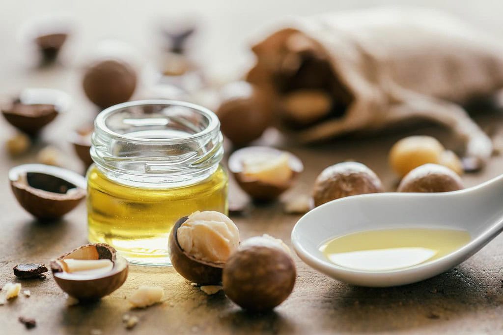 تُستخدم ثمار المكاديميا لإنتاج زيت مناسب للتدليك بالزيت.