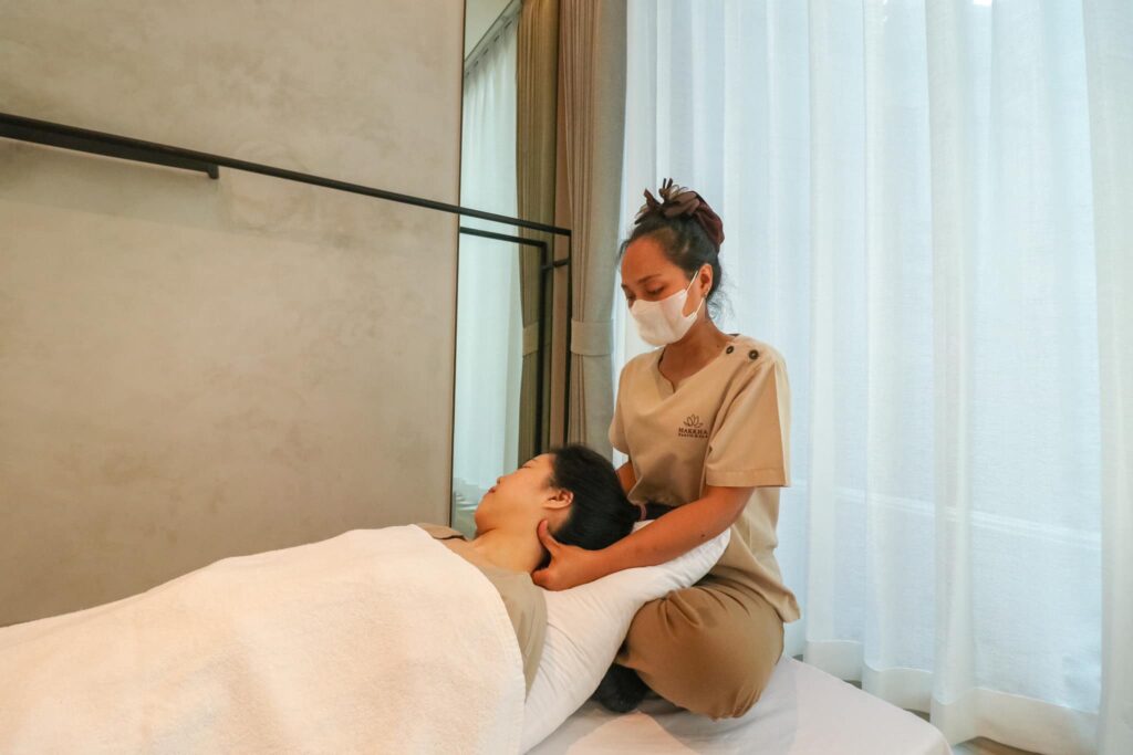 タイ式マッサージによる慢性的な首の痛み 
