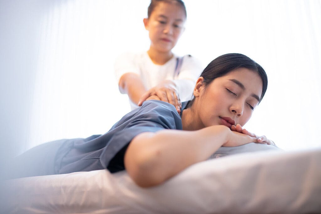 亞洲女性正在接受泰式按摩