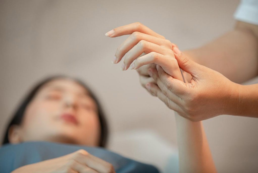 一位客人正在 Makkha 健康水療中心享受泰式香膏按摩。