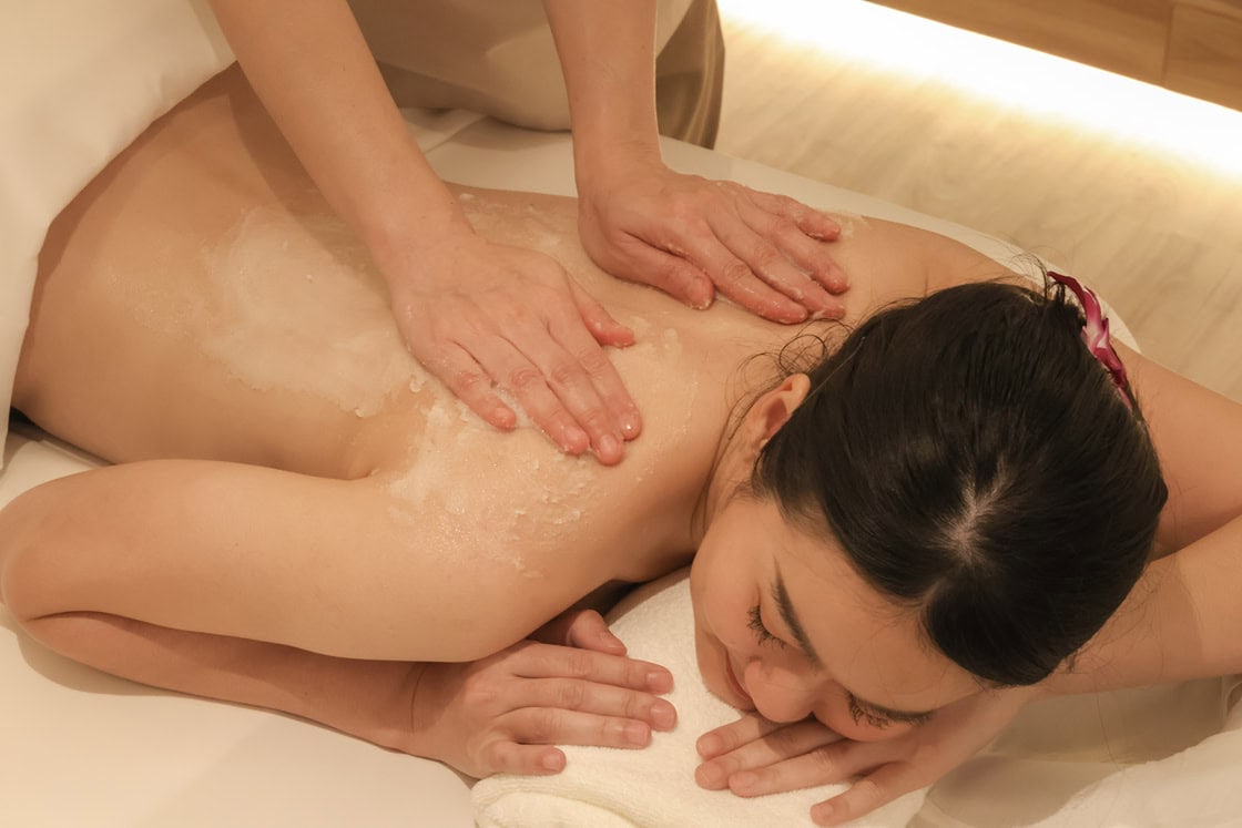 Soothing Thai massage therapy at Makkha Spa in Chiangmai, providing relaxation and wellness in a luxurious spa setting in northern Thailand.