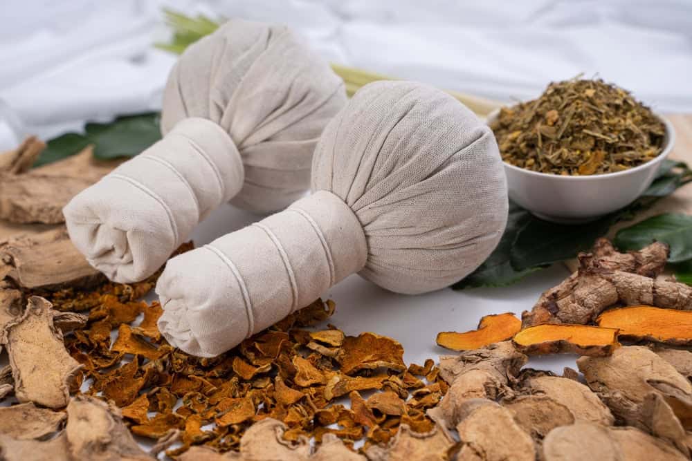 清邁 Makkha Spa 提供舒緩的草藥熱敷球，內含乾草藥和根莖，用於傳統泰式按摩。.