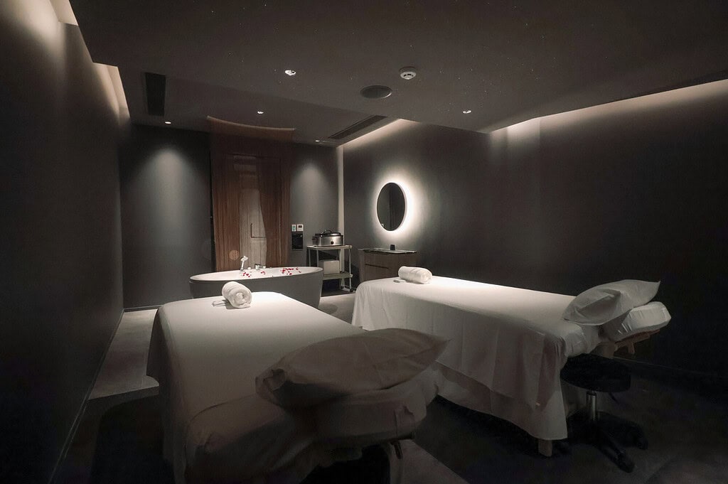 Relaxing massage room at Makkha Spa in Chiangmai with two massage beds, soft lighting, and a calming ambiance for a rejuvenating spa experience.