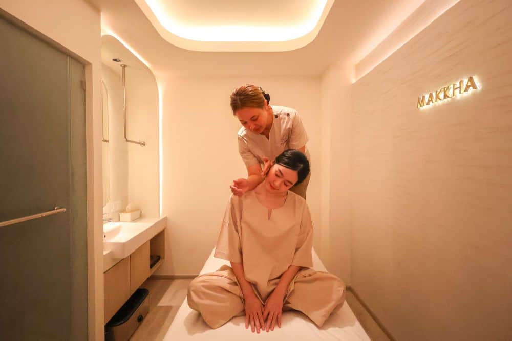  A guest enjoying a relaxing oil massage after work at Makkah Health & Spa Bangkok
