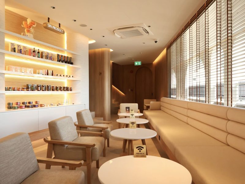Relaxing Chiangmai spa lounge with comfortable seating, wooden accents, and large windows, offering a luxurious atmosphere for spa guests at Makkha Spa, top-rated spa in Chiangmai.