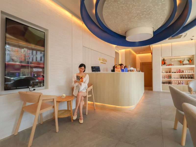Relaxing spa reception area at Makkha Spa in Chiangmai with modern decor and comfortable seating.