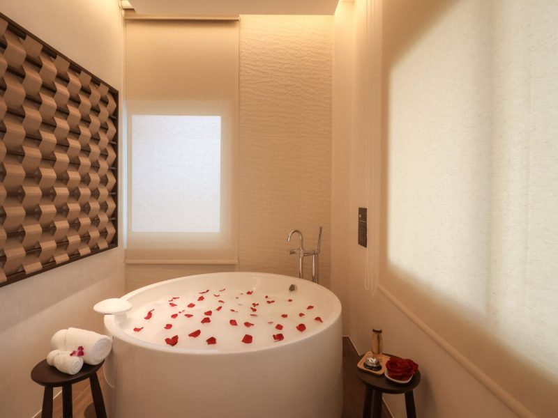Relaxing jacuzzi bath with rose petals at Makkha Spa, Chiang Mai’s premier spa destination. Perfect for rejuvenation and luxury wellness experiences.
